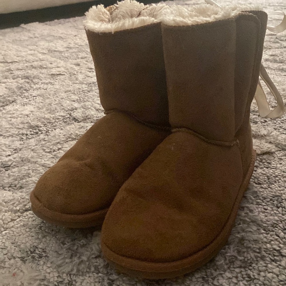 Used with Love, 4Y, Apres By Lamo Fuzzy Boots with Ribbon Laced Back! So Cute!!